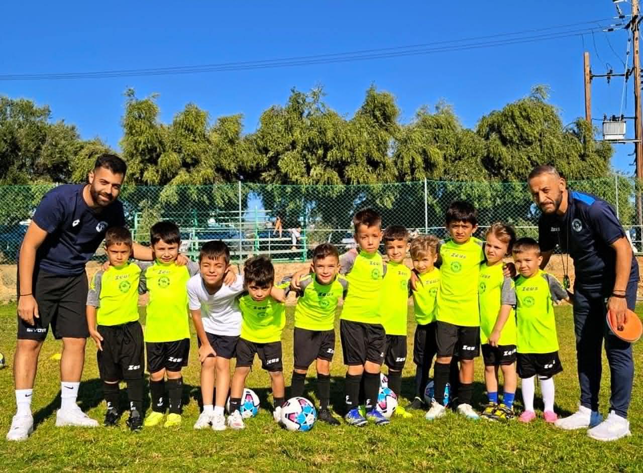 Οι μικρότεροι ποδοσφαιριστές της ακαδημίας με τους προπονητές τους